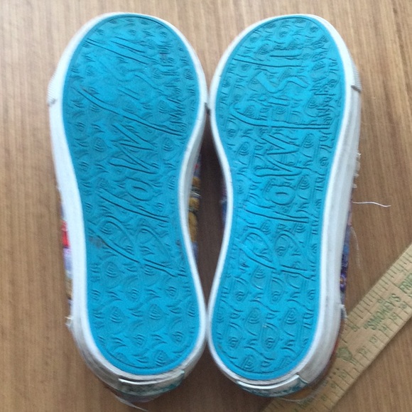 Cute Malibu Blow Fish Leisure Tennis Shoes in Floral Pattern - Picture 2 of 5